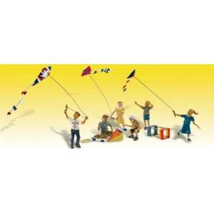  HO Scenic Accents Windy Day Play (6 Figures Flying Kites 