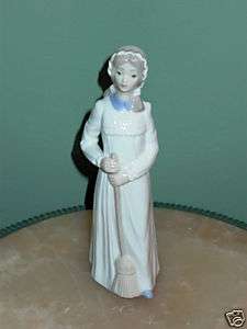 TENGRA Valencia Sweeper Girl Porcelain Figurine Spain  