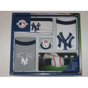  NEW YORK YANKEES 5 Piece BABY GIFT SET (2 Bodysuits, Pacifier 