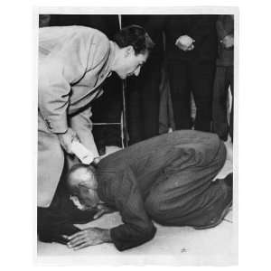  Shah Mohammed Reza Pahlevi,1919 1980,kissing shoe,man 