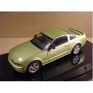   AutoArt 2005 Ford Mustang GT Show Car Legend Lime Green Toys & Games