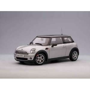  2006 Mini Cooper 1/18 Pure Silver/Black Roof Toys & Games