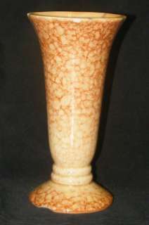Die Vase stammt aus dem VEB Steingut Colditz, wobei auf dem Stempel 