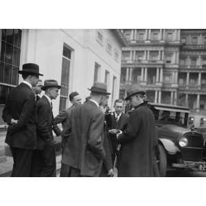  1925 photo Senator Reed Smoot with newspapermen at W.H. i 