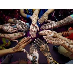  Pakistani Girls Show Their Hands Painted with Henna Ahead 