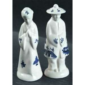 Blue Willow Figurine Salt and Pepper Set 